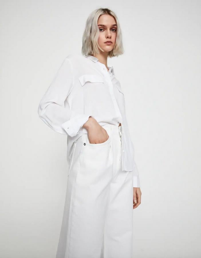 Otro de los básicos que no puede faltar en cualquier armario es una camisa, ya sea en blanco o en negro. En Pull & Bear han lanzado esta en ambos colores, confeccionada en viscosa y con bolsillos delanteros de tapeta. Pertenece a la colección sostenible Join Life, cuesta 14,99 euros y en blanco se está agotando en todas las tallas.