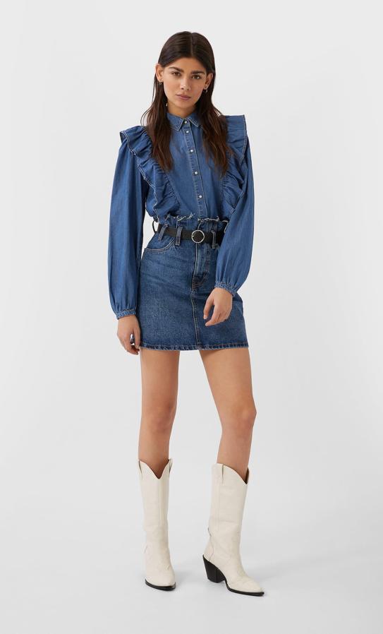 Esta colección no podía renunciar a una de las tendencias de la temporada de otoño, los volantes. Con diseño en uve tanto en la parte delantera como en la trasera, es un must para las fans de los looks cowboy. Cuesta 25,99 euros y está disponible en las tallas S, M y L.