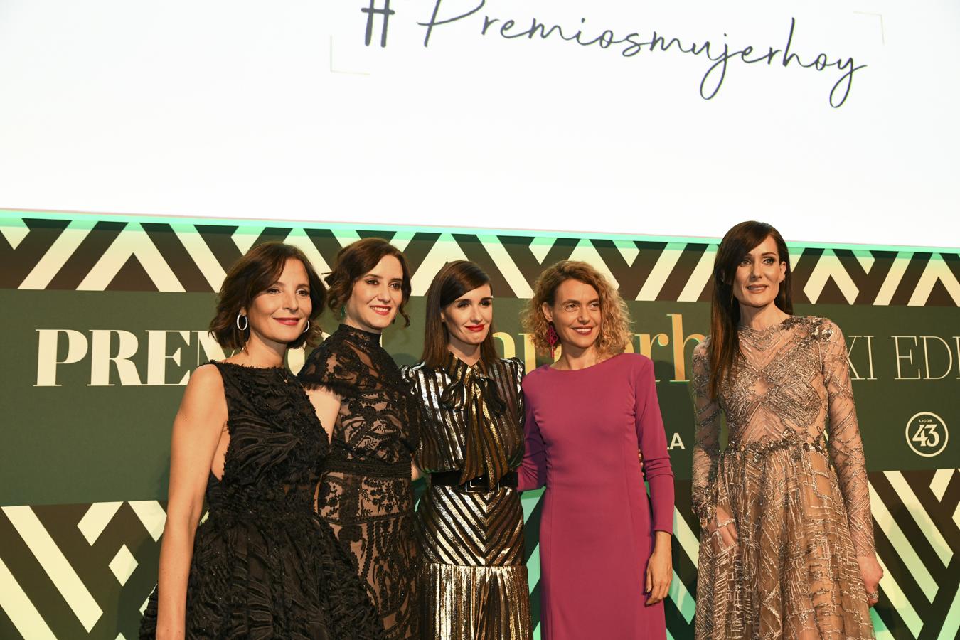 De izquierda a derecha: Laura Ruiz de Galarreta, Isabel Díaz Ayuso, Paz Vega, Meritxell Batet, presidenta del Congreso de los Diputados, y la diseñadora Isabel Zapardiez en la entrega de los XI Premios Mujerhoy.