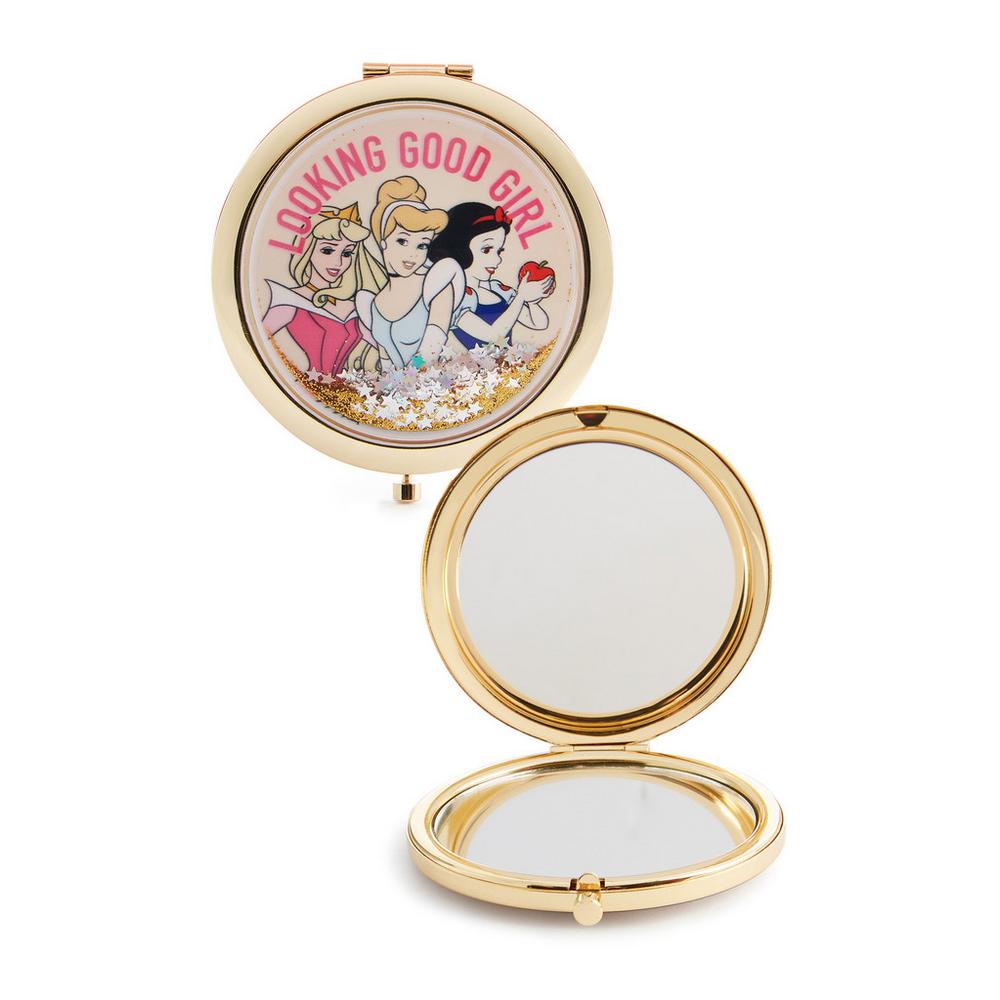 Nunca sabes la importancia que tiene un mini espejo hasta que lo necesitas. Este de Primark es perfecto para llevarlo siempre contigo. (3 euros).