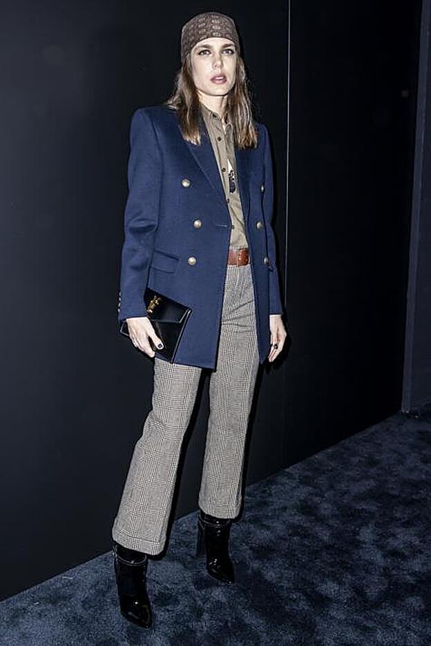 Carlota Casiraghi llevó el look más sorprendente al desfile de Saint Laurent.