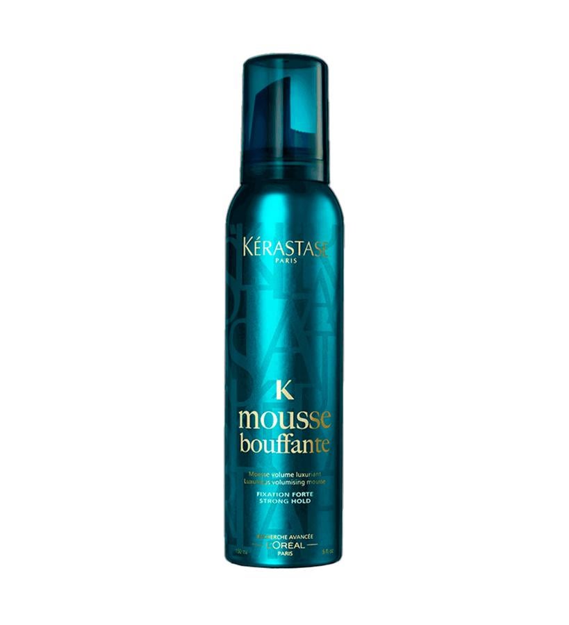 Una espuma-al-agua que se deposita entre las fibras del pelo liso y sin movimiento, para aportarle cuerpo, volumen y actividad natural con un tacto suave. Su fórmula está enriquecida con polímeros, xilosa y filtros UV, protege el cabello del daño térmico; mientras hace más fácil su peinado. No deja un efecto crujiente ni residuos pegajosos. Mousse Voluminizante Stylist Bouffante de Kérastase (15,90 €).