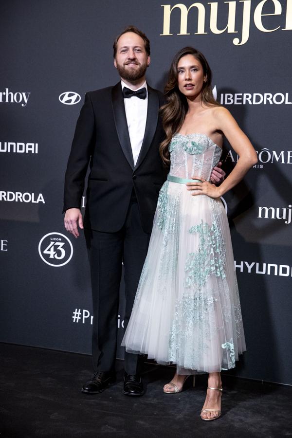 Grace Villareal le puso el toque romántico a la noche con un vestido de aire balarina de Fernando Claro. De palabra de honor, tule y por encima del tobillo, la influencer llevó un estilismo de sobresaliente ideal para la época de BBC que se acerca.