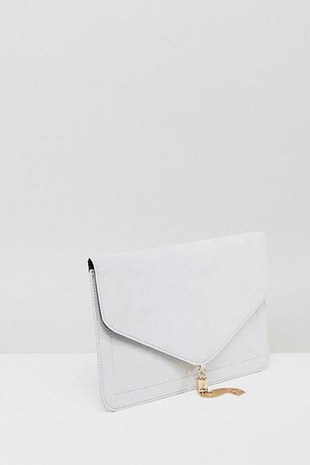 El bolso de mano, con borla.