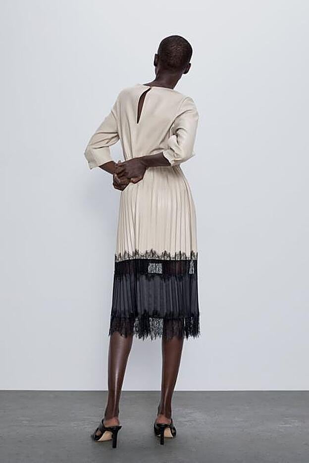 En la espalda tiene una abertura tipo lágrima.