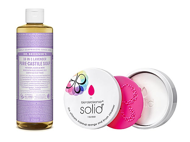 Jabón de Castilla 18-in-1, Lavender, de Dr. Bronner (15,90 €). Jabón para esponjas y brochas Blendercleanser Solid Fragrance-Free Solid de Beautyblender (16,95 €).