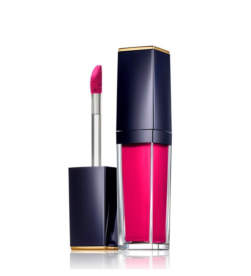 Suave, cremoso, se desliza sin esfuerzo, cubre de manera uniforme con sus pigmentos multi- facetados, para obtener una alta definición que deja los labios increíblemente esculpidos y definidos. Contiene un complejo humectante de liberación prolongada que ayuda a capturar y sellar la hidratación.  Pure Color Envy Paint-On Liquid Lip Color de Estée Lauder  (33 €).