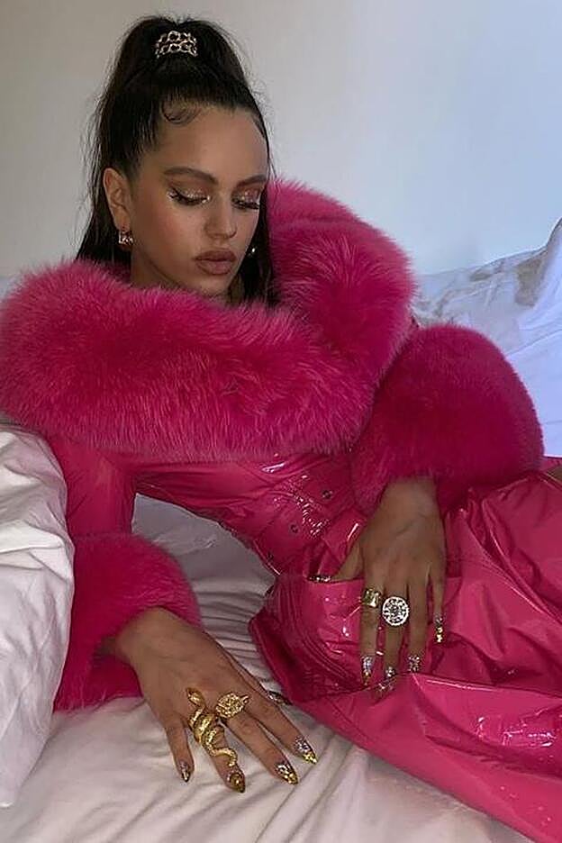 Rosalía luce un abrigo de Saks Potts