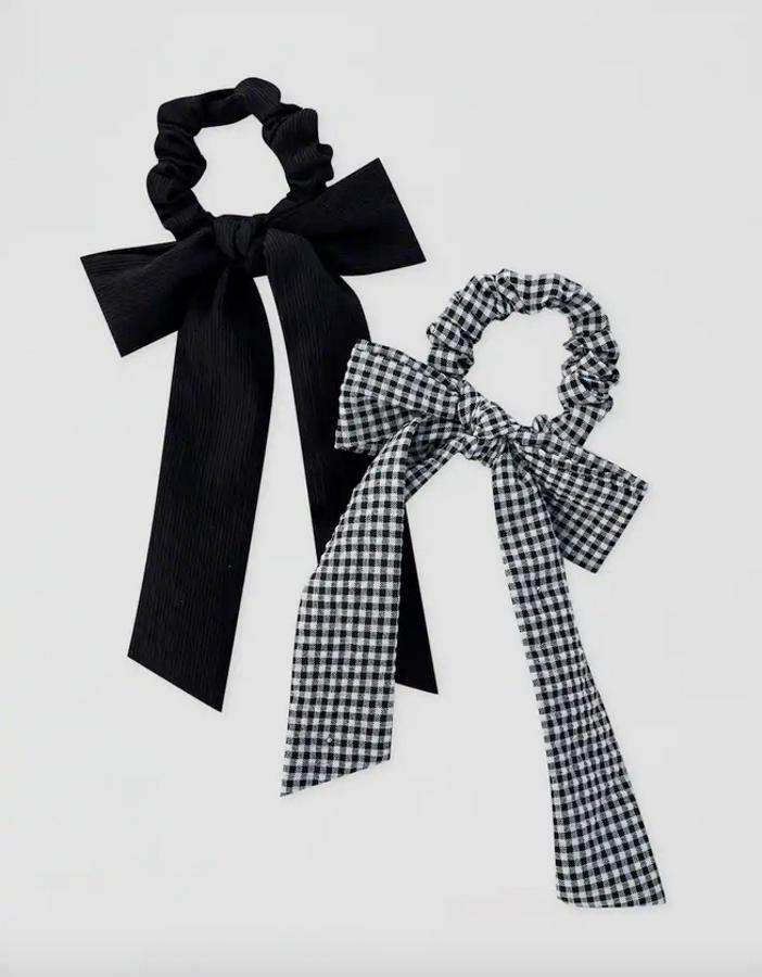 Otra de las propuestas de Pull & Bear es este pack de dos coleteros en negro y cuadro de vichy, en una versión más estrecha, pero igual de bonita, que la más popular. Cuesta 4,99 euros.