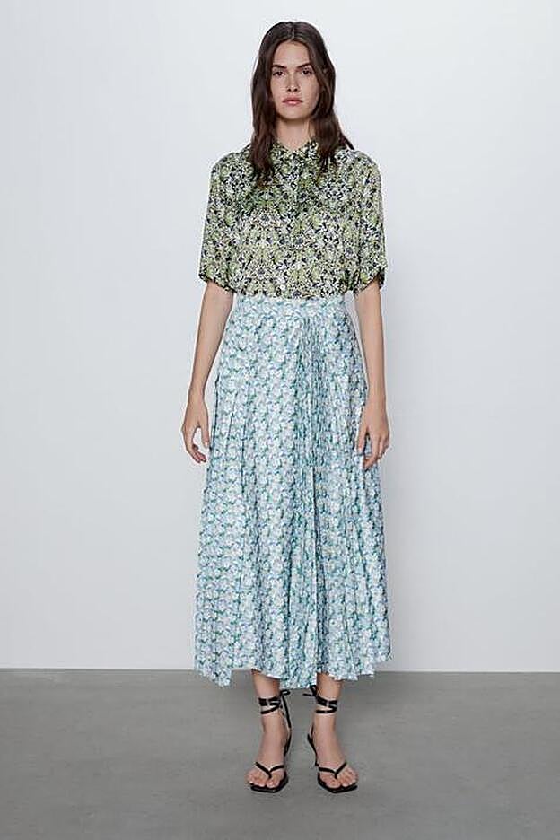 Un contraste fuerte de color en dos estampados florales similares.