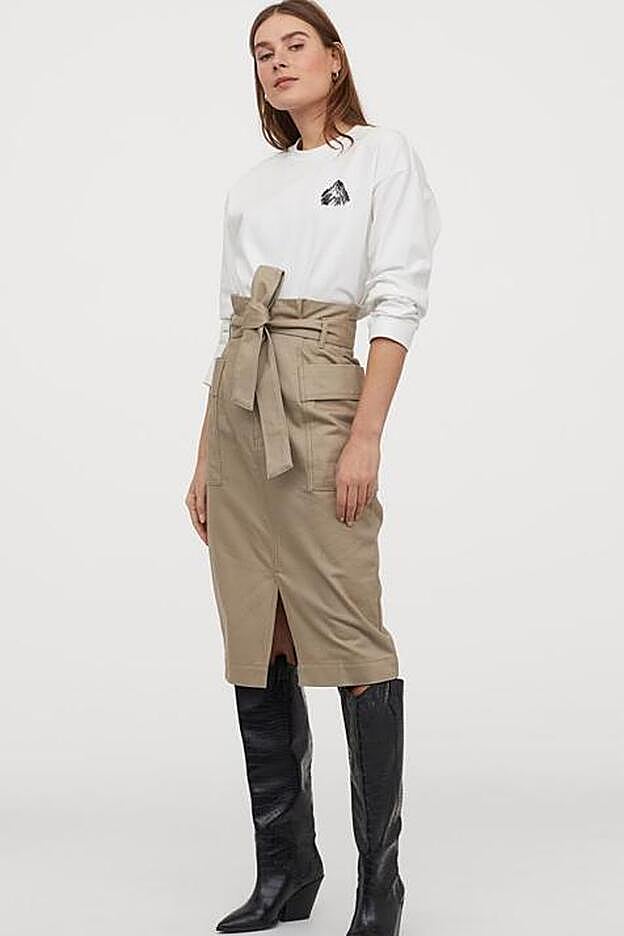 La falda de color beis y cintura paper bag de H&M.