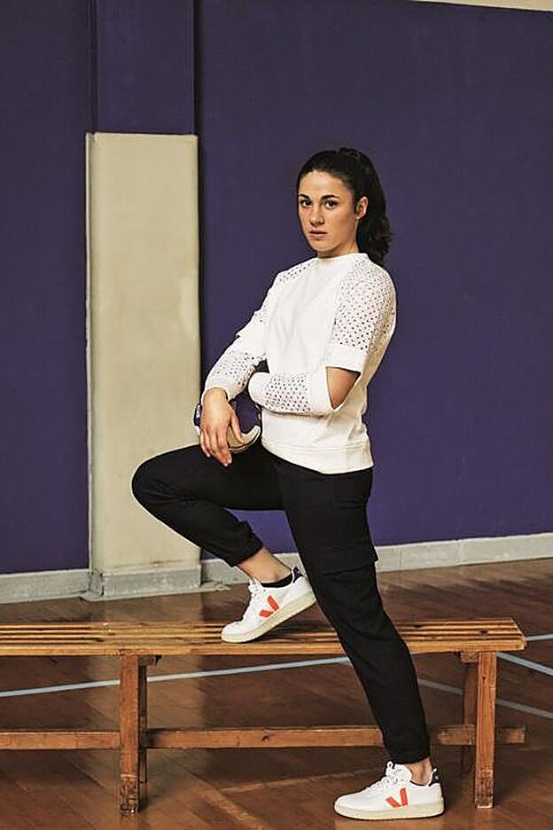 Maitane Etxeberria, 23 años (extremo): Empezó jugando en el colegio con sus amigas y terminó debutando con la selección con apenas 20 años. Compagina la competición con sus estudios de Empresariales. “Dedicarse exclusivamente a esto es impensable. Hacemos el mismo trabajo que los chicos y solo queremos las mismas condiciones. Igualdad, eso es todo lo que pedimos. Look: Sudadera de Karl Lagerfeld, pantalón de Esprit y zapatillas de Veja.