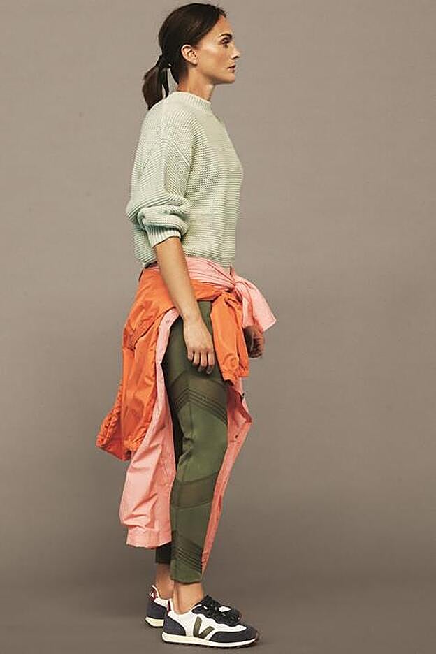 Silvia Navarro, 40 años (portera): Después de 20 años guardando la portería del equipo nacional, la capitana es el alma de las Guerreras. “Se lo debo todo a mi madre, que me llevaba a los entrenamientos. Se me fue toda la infancia y la adolescencia jugando a balonmano, pero no me arrepiento. Es mi forma de vida y me considero una privilegiada por dedicarme a esto”.