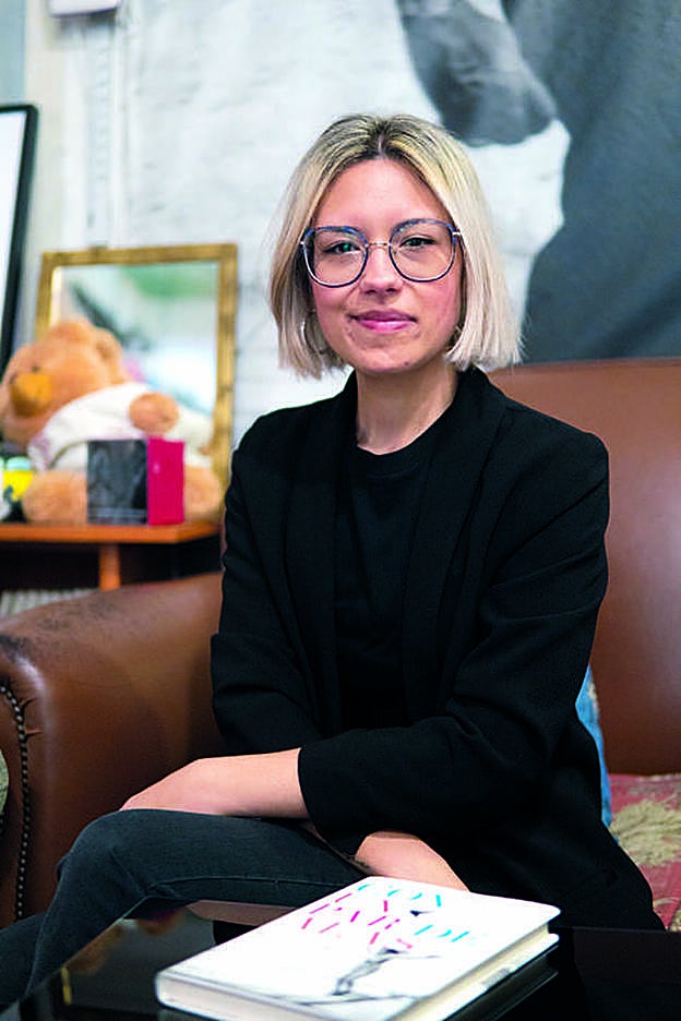 Alba Saskia posa para nuestra cámara durante la entrevista.