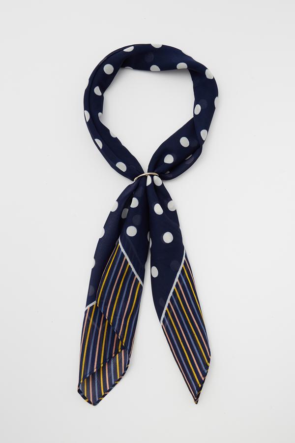 Pañuelo de lunares con cierre de Sfera, (7,99 euros).
