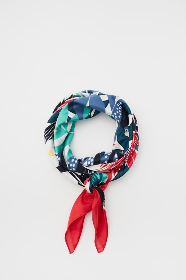 Pañuelo de estampado tropical de Sfera, (7,99 euros).