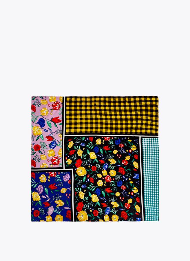 Pañuelo 'patchwork' de Uterqüe, (49 euros).