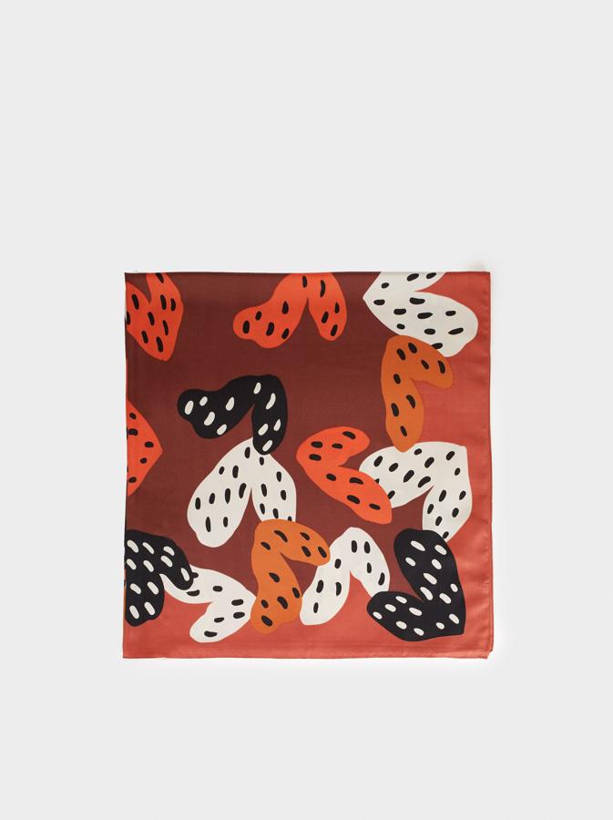 Pañuelo con corazones de Parfois, (19,99 euros).