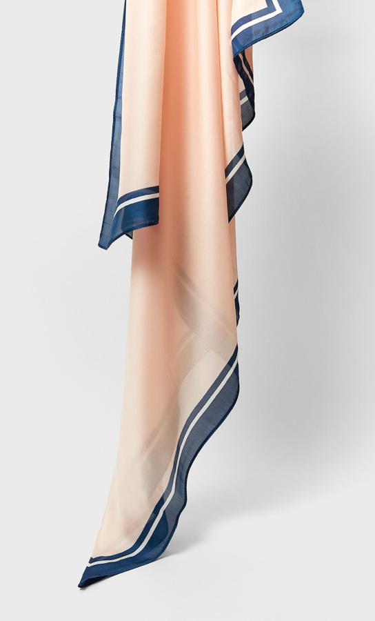 Pañuelo salmón con ribete azul marino de Stradivarius, (9,99 euros).