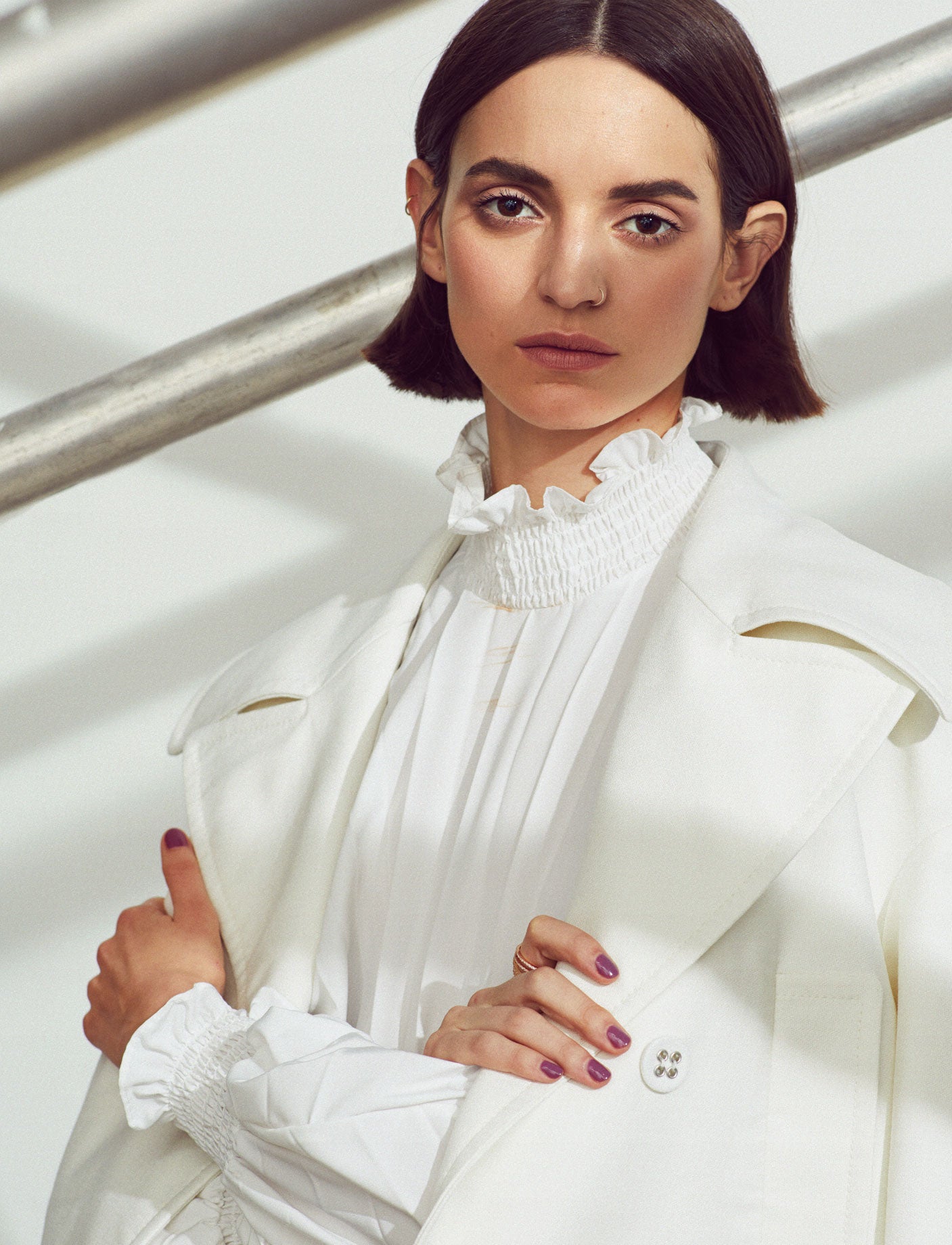 Gabardina de Pertegaz, blusa de Uterqüe y anillos de Gold&Roses.