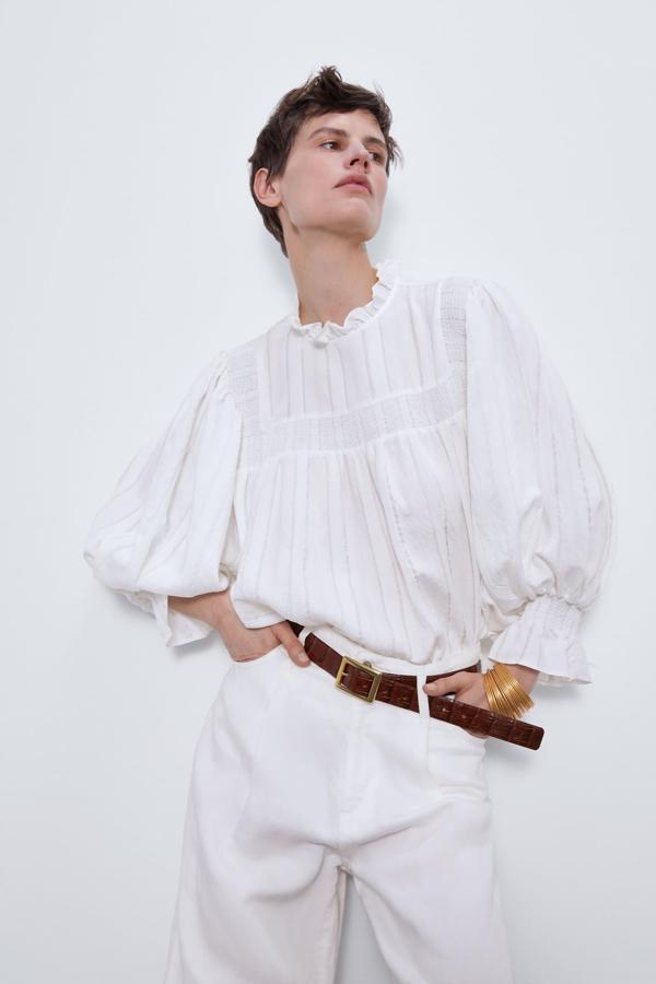 Esta blusa de cuello subido con manga larga y detalle de tejido combinado tipo nido de abeja es de Zara y tiene los acabados con volante. Cuesta 29,95 euros y está disponible entre las tallas XS y XXL.