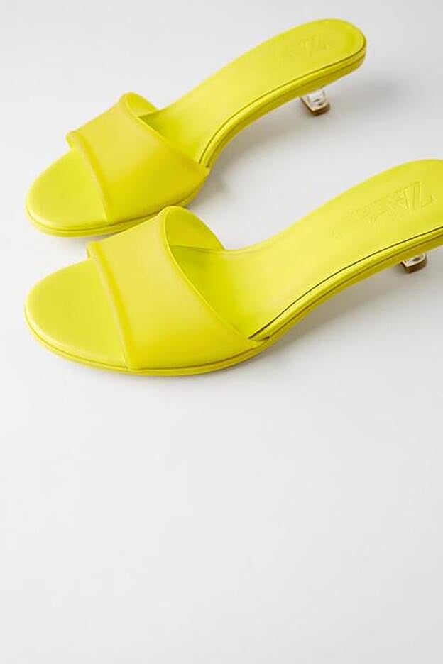 Estas sandalias de color verde fluorescente son perfectas para acompañar a las prendas de dibujos de diseños animados y son también de Zara.