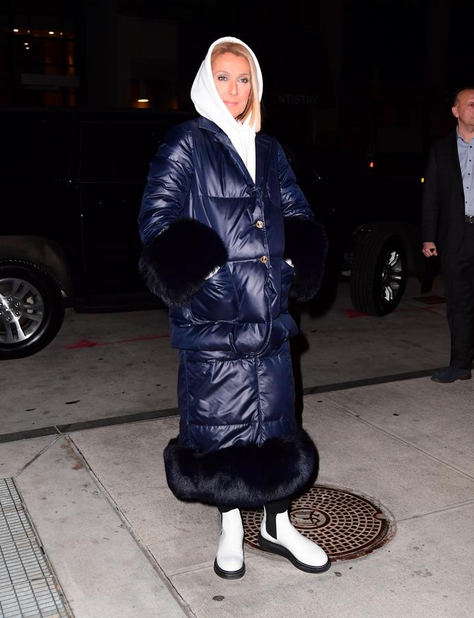 Céline Dion demostró que el estilo no está reñido con las bajas temperaturas con este original abrigo de estilo 'puffy' con pelo en mangas y bajo, que combinó con una sudadera blanca y botas a juego.