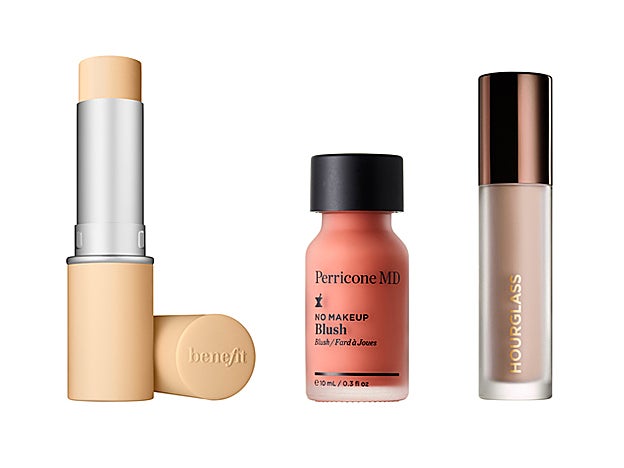 Hello Happy Air Stick Foundation, con manteca de karité, de Benefit (35 €, de venta a finales de marzo). No Makeup Blush de Perricone MD (35 €). Iluminador, corrector y perfeccionador multiusos Veil Retouching Fluid de Hourglass (35,95 €, en Sephora).