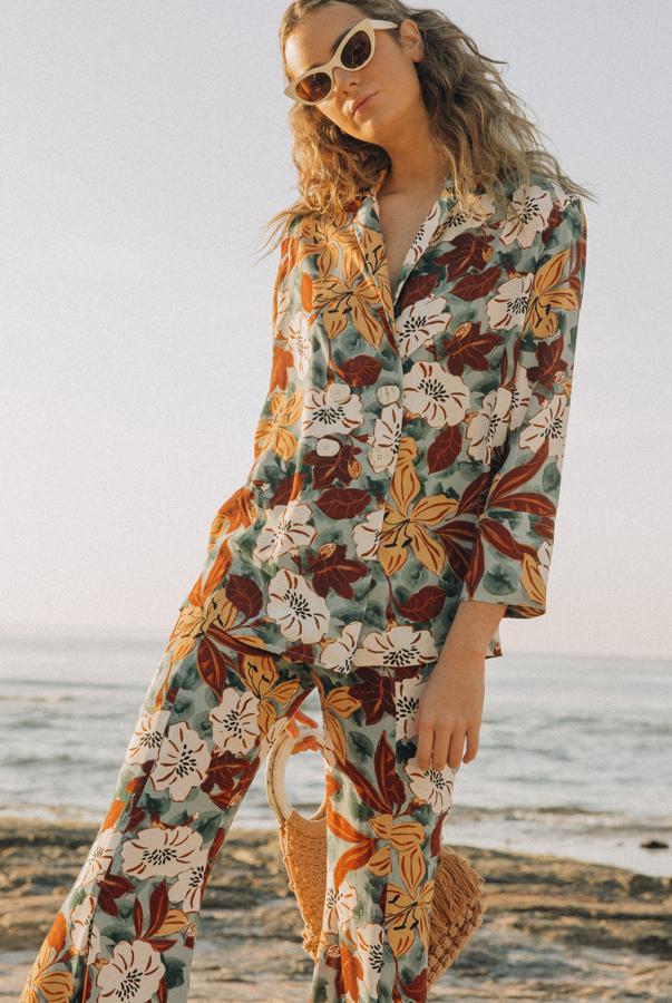 Lo sabemos, has visto esta foto y ahora solo piensas en que te surja cualquier excusa para darte el capricho y comprarte este conjunto. Nos pasa lo mismo. Vale 278 euros y en realidad nos gusta para un evento de tarde, de mañana, de noche… ¡Cualquier excusa es buena! Y tú, ¿con cuál te quedas?