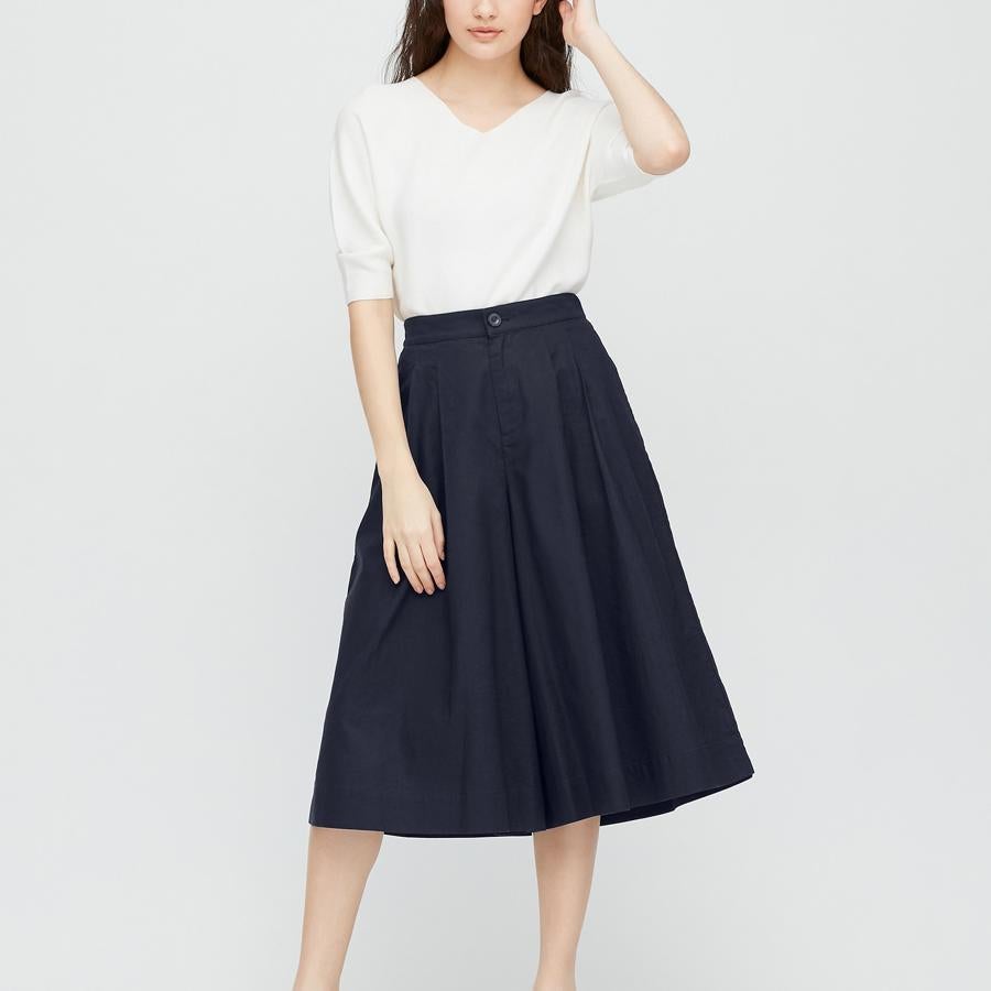 Uniqlo es otra de las firmas que ha apostado por los culotte, y estos de lino y algodón están disponibles en cinco colores, azul marino, mostaza, beige, marrón y oliva. Cuestan 29,90 euros y en azul se ha agotado en la talla M.