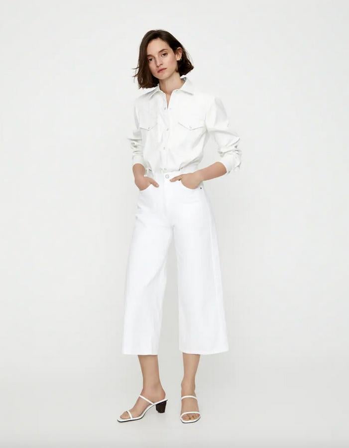 El blanco ha esperado todo el invierno a lucirse, y Pull & Bear también ha apostado por este tono para sus jeans tipo culotte. Tienen un precio de 19,99 euros y están disponibles entre las tallas 32 y 42.