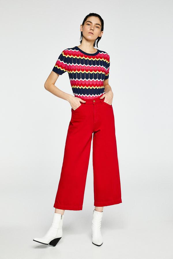 En Sfera podemos encontrar este vistoso culotte rojo con bolsillos laterales. Está rebajado, y de 19,99 euros ha pasado a 11,99 euros. Solo está disponible en las tallas 36 y 38.