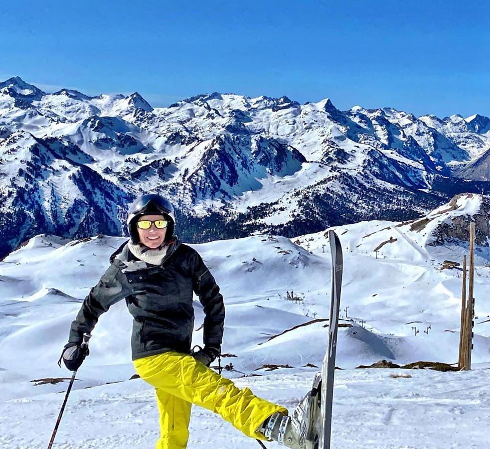 Poco amiga de compartir momentos de su vida privada, en esta ocasión, la actriz nos mostró una imagen de su última escapada: un viaje a la nieve para esquiar… a un destino desconocido. Y es que aunque Amaia subió esta foto a su Instagram, aún no sabemos ni el lugar ni la compañía.