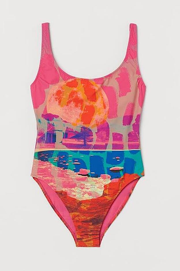 Bañador con escote y pernera alta.