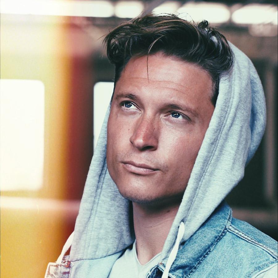 Poco se sabe de la vida privada de Brie Larson. Su primera pareja conocida, con la que empezó en 2003, fue Alex Greenwald, vocalista de Phantom Planet, con quien llegó a comprometerse. Su relación terminó en 2009. En julio de ese año, fue pillada besándose en plena calle con el director Elijah Allan-Blitz, relación que no hizo oficial hasta la pasada gala de los Oscar donde aparecieron de la mano.