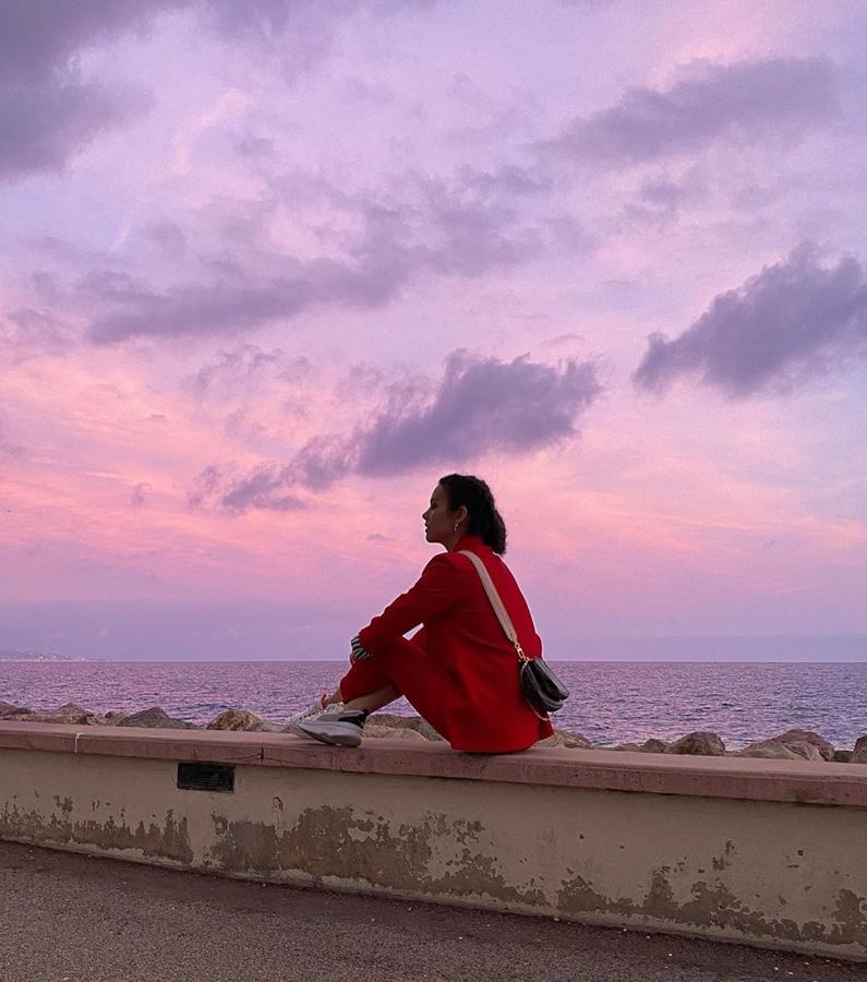 Niza fue la ciudad elegida por la presentadora para un viaje exprés. Tan solo un par de días de desconexión le sirvieron a Cristina para recargar las pilas y volver a su día a día a tope de energía. Aunque no nos lo mostró, el texto que acompañaba a esta imagen nos dejaba una pista de su acompañante: ¿David Muñoz?