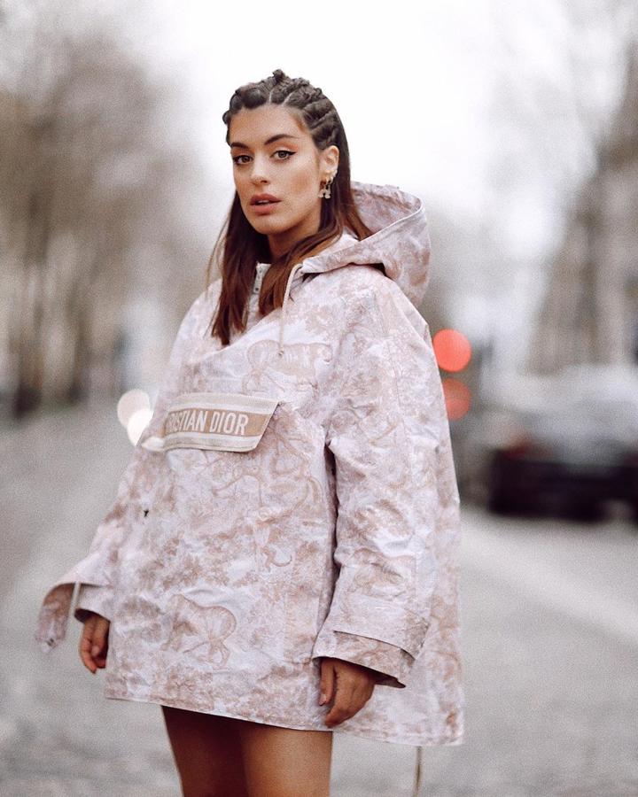 Muchos han sido los rostros conocidos que volaron hasta Milán para asistir a la Semana de la Moda de la ciudad italiana, y Dulceida hfue una de las que más lo disfrutó. Acompañada de amigos de la talla de Pelayo Díaz o Madame de Rosa, la influencer paseó palmito por fiestas, desfiles y por las maravillosas calles de la ciudad antes de poner rumbo a su siguiente parada, París.