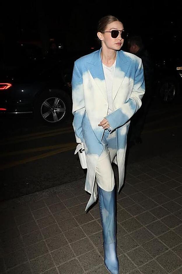 Gigi Hadid vestida de Off-White.