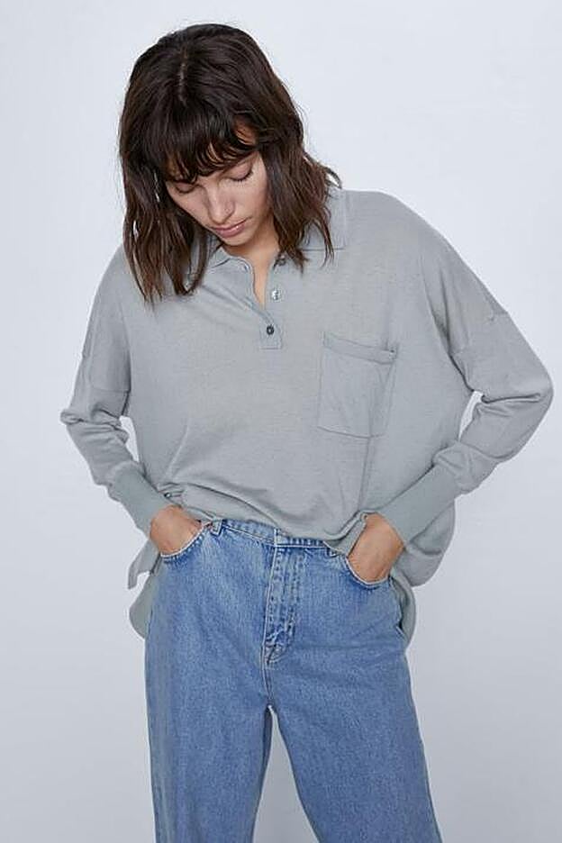 La versión oversize del jersey de punto con cuello tipo polo que propone Prada.