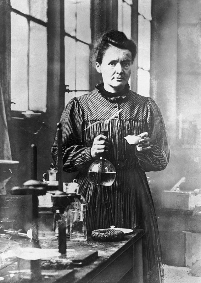 Fue una de las mujeres que marcó la historia del mundo de la ciencia. En 1911 recibía el Premio Nobel de Química y al mismo tiempo, fue pionera en el mundo de la docencia por ser la primera catedrática de la Universidad de la Sorbona de París. Anteriormente, en 1903, ya había ganado su primer Premio Nobel de Física, junto a su marido y a Becquerel, por sus investigaciones sobre la radioactividad. Todo un ejemplo de trabajo, tesón y esfuerzo.