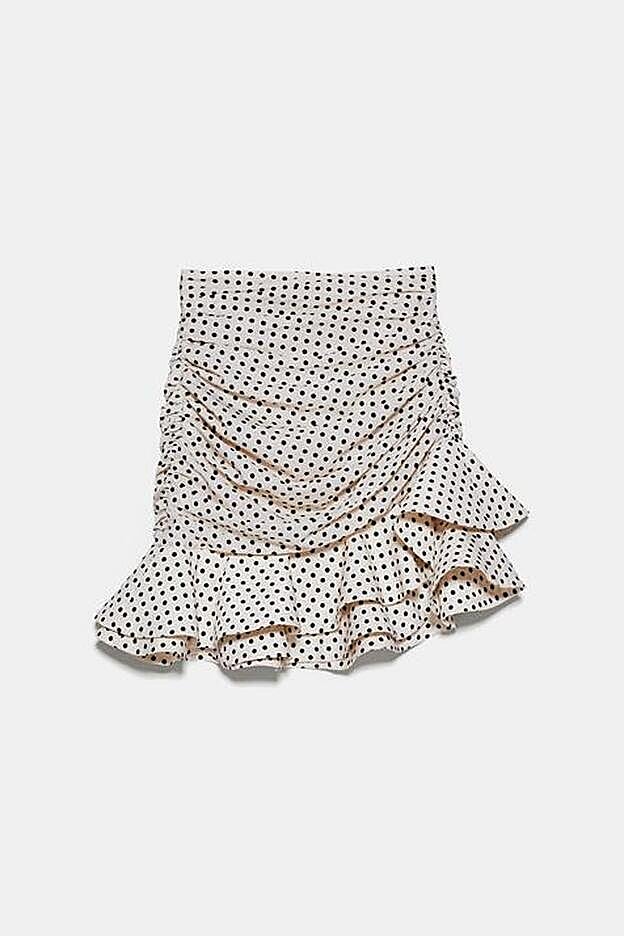 La minifalda de lunares de Zara que lleva Mery Turiel tiene un fantástico color vainilla.