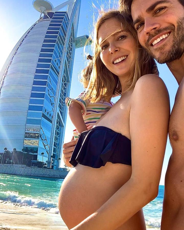 Luciendo tripita y contando las semanas para tener a su segundo hijo en brazos, Natalia y su chico, Marc Clotet, aprovecharon para hacerse una escapada familiar a Dubái. Cuando llegó el momento de despedirse de la ciudad, la actriz aseguró haber disfrutado como una niña de esta ciudad, a la que pretende volver cuando ya sean cuatro.