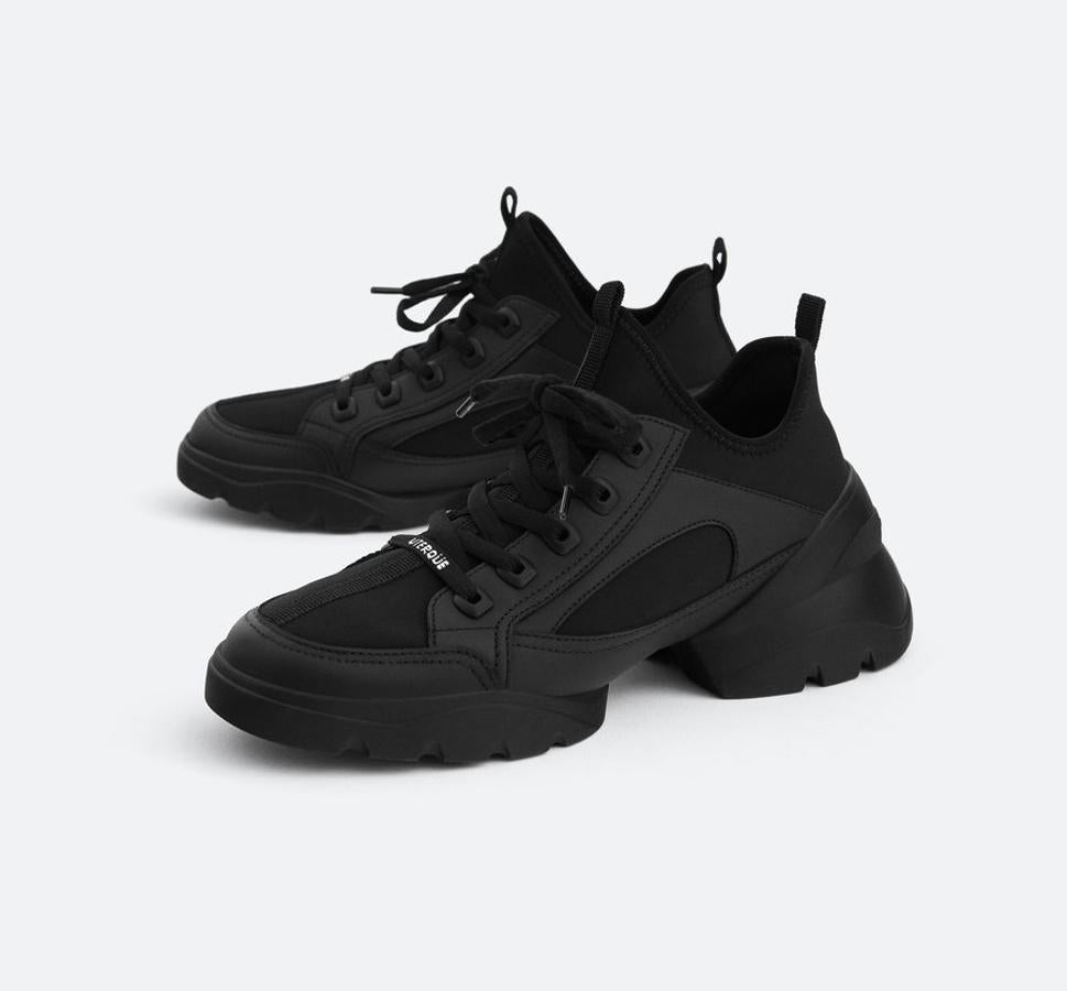 Si buscas un modelo en negro, te recomendamos estas de Uterque (99€) que, aunque son grandotas, estilizan el pie gracias a su material elástico y permite andar con facilidad gracias a su hueco en la suela.