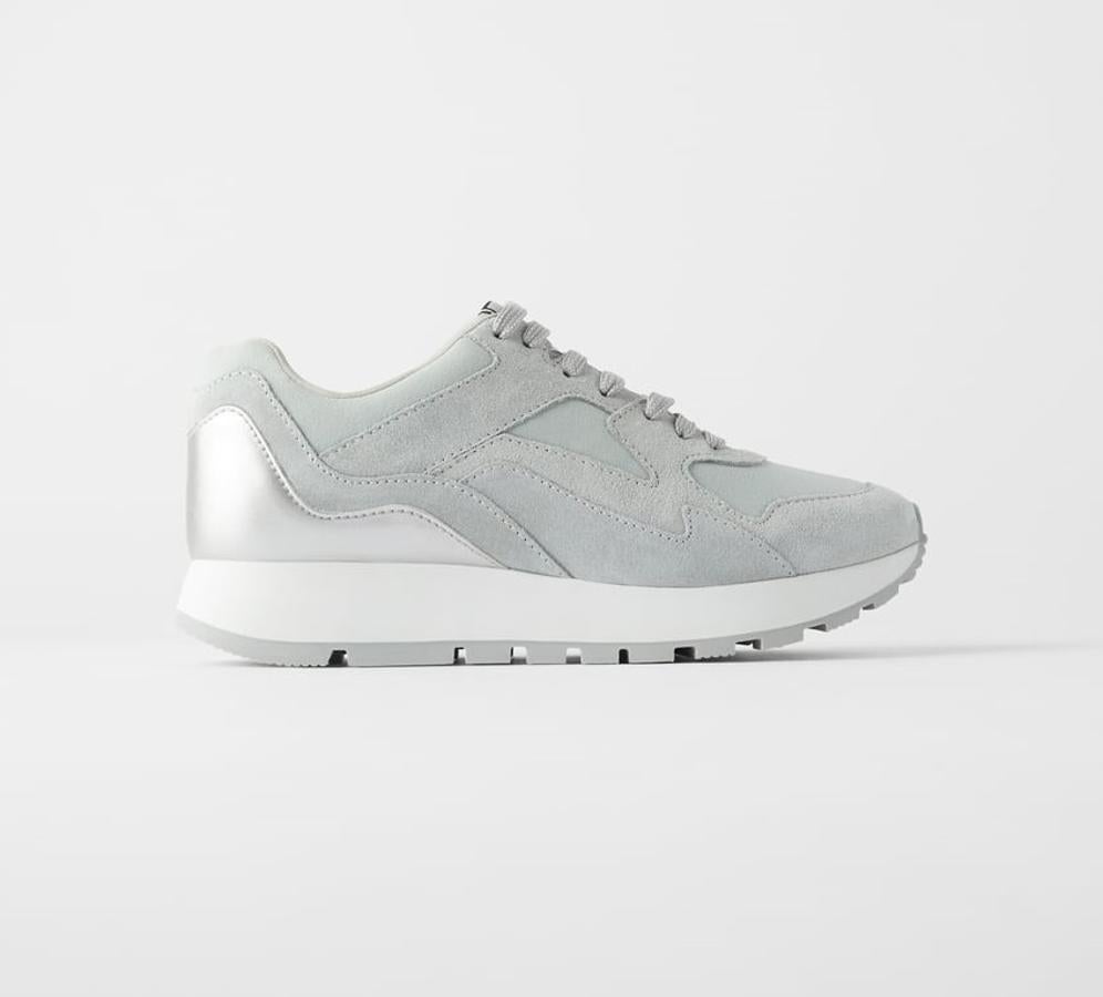 Mezclar la forma de zapatillas clásicas y elementos innovadores para hacerlas más grandes es el sustento de las ugly sneakers. Estas de Zara (39,95€) son grandes pero discretas gracias a su gris que combina con todo y a su material, serraje, que nos recuerda a zapatillas más tradicionales.