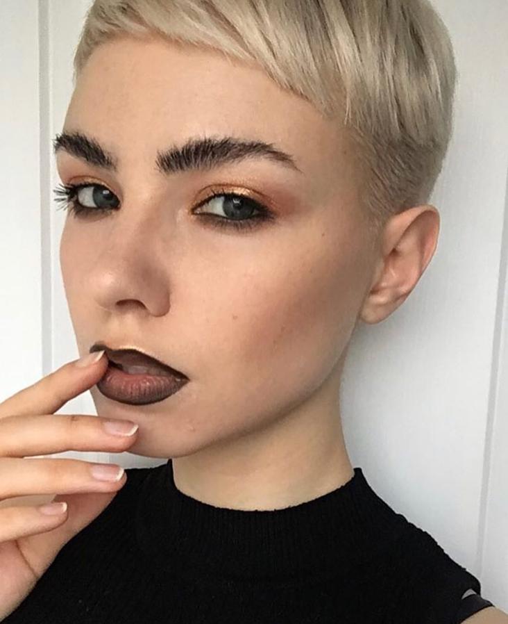 Que tu perfilador labial sea más oscuro que la barra de labios ya no es un problema, e incluso tiene nombre, ombré. En NYX acaban de lanzar uno retráctil ideal para la precisión y  cuesta 6,90 euros .