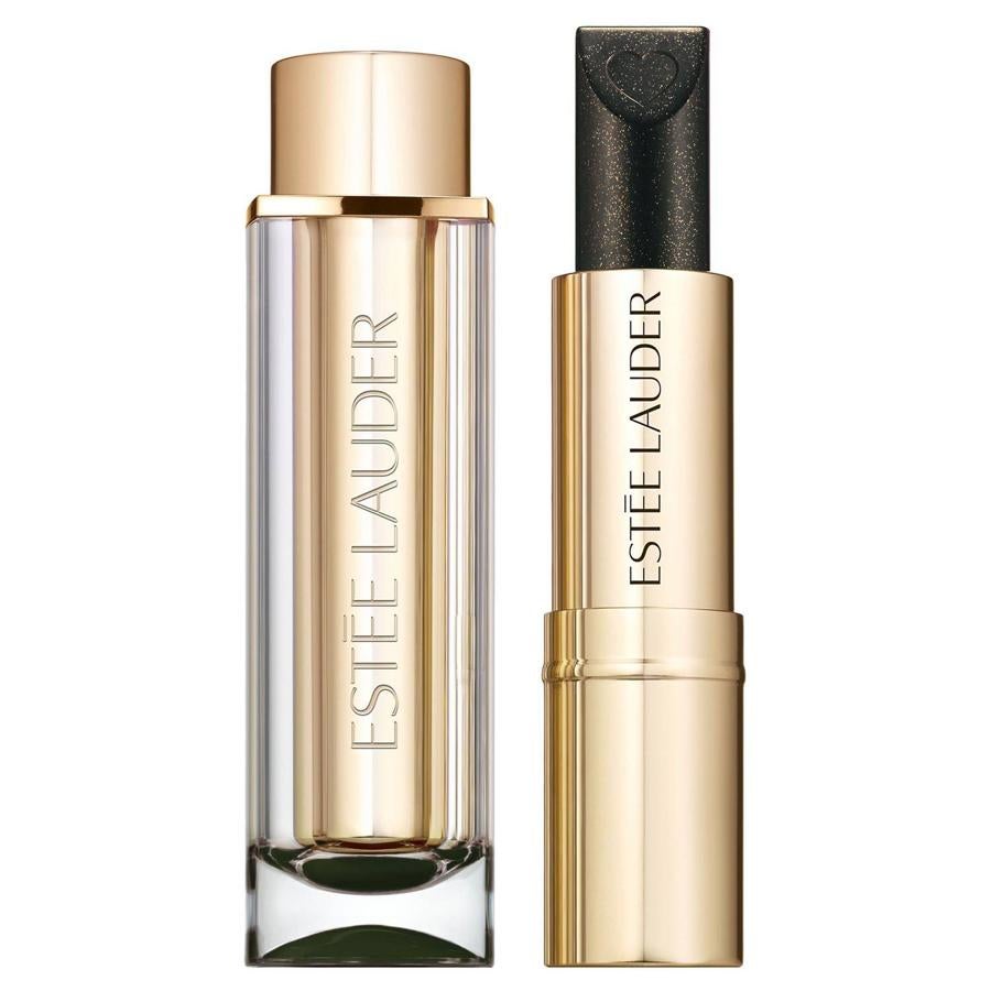 Pure Color Love de Estée Lauder es una colección de nueve barras de labios que también cuenta con el negro para crear looks beauty. En este caso viene con acabado perlado y en Sephora  puedes comprarlo por 25,95 euros .