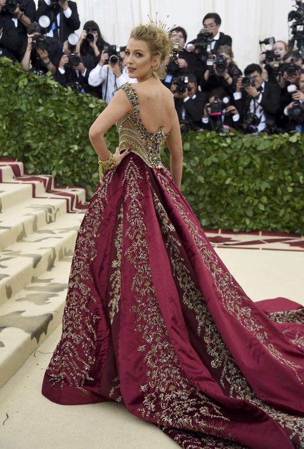 Puede que este sea uno de los looks más icónicos de Blake Lively. Con este impresionante vestido de Versace, la actriz se coronó como una de las mejor vestidas de  la Gala MET de 2018 , que tenía la religión católica como temática.