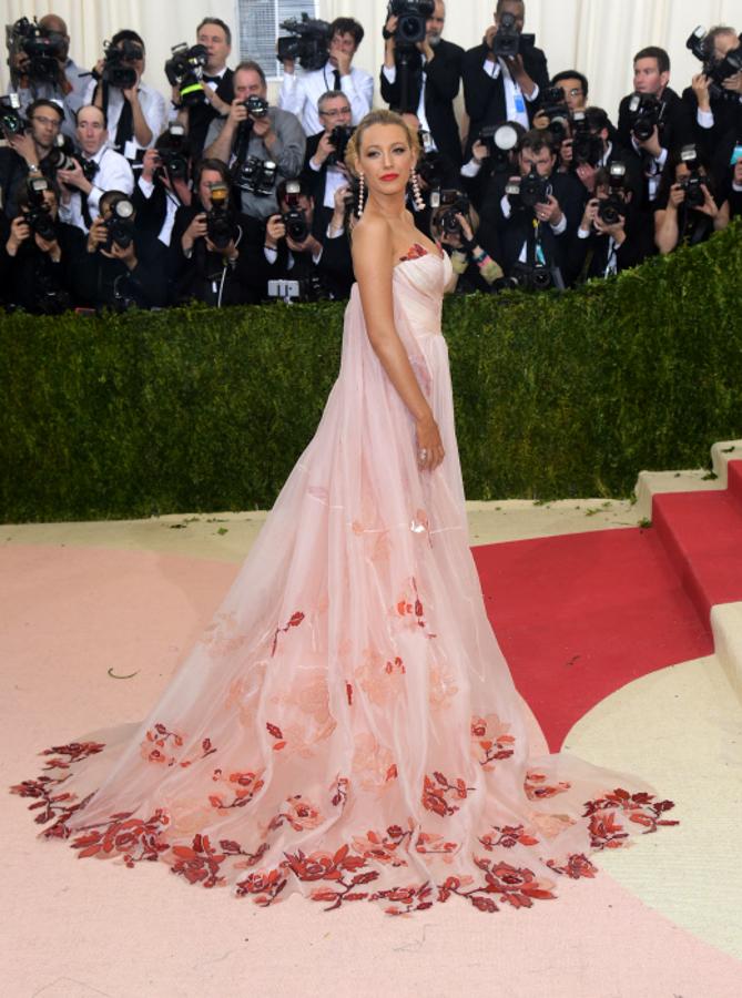 En la gala MET de 20169, Blake Lively volvió a deslumbrar rindiéndose a la temática futurista con un diseño rosa con flores de Burberry.