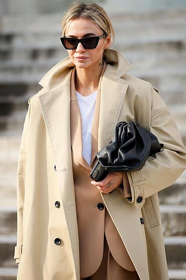 El clutch maxi de Bottega Veneta en tono negro visto el 3 de marzo de 2020 en la Semana de la Moda de París.