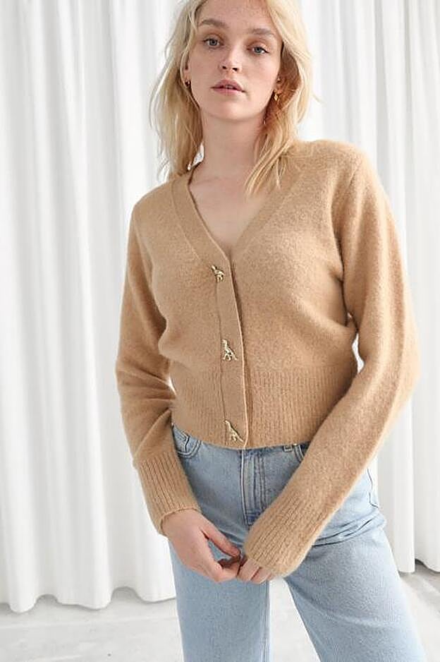 Esta es la chaqueta de & Other Stories con botones de dinosaurios que le hemos visto a Marta Oria.